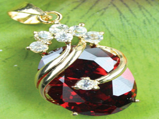 Viên đá ruby giả. Ảnh: Đ.N.T