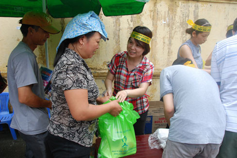 Cơm hai ngàn đồng cho người nghèo Hà Nội