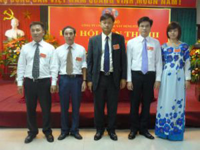 Ông Bạch Ngọc Du (đứng giữa) - tân Chủ tịch HĐQT Cienco 5