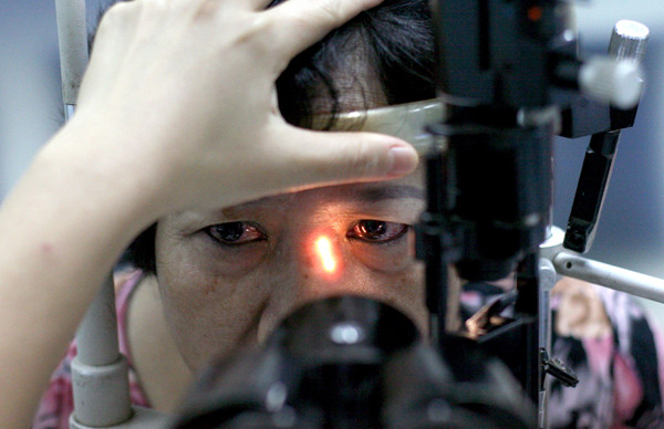 Bệnh nhân đau mắt đỏ tại bệnh viện mắt T.Ư