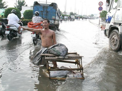 Cởi trần đứng giữa phố ngập nước điều tiết giao thông