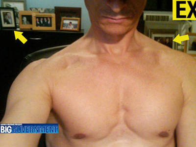 Hạ nghị sĩ Anthony Weiner tự chụp ảnh cởi trần (phía sau có 2 bức ảnh chụp ông với vợ, và với ông Bill Clinton)	Ảnh: Reggae