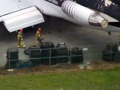 Các nhân viên cứu hỏa đang kiểm tra hiện trường