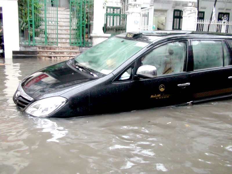 Chiếc xe này bị rơi xuống trúng miệng hố ga