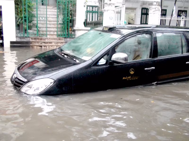 Chiếc xe này bị rơi xuống trúng miệng hố ga