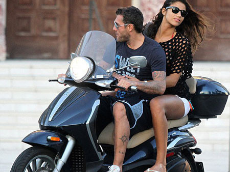 Bồ mới Vieri hớ hênh, lộ hàng… kiểu mới