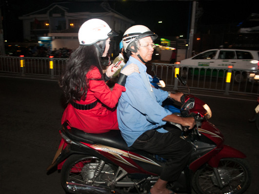 Vũ Hoàng Điệp bỏ xế hộp tiền tỷ, đi xe ôm vì tắc đường