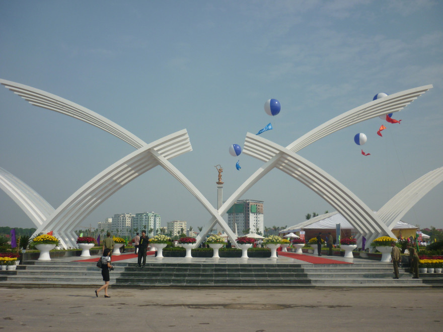 Cổng vào công viên Hòa Bình