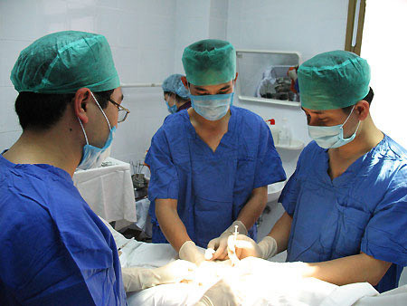 Biến dạng ngực sau tám năm chích silicon