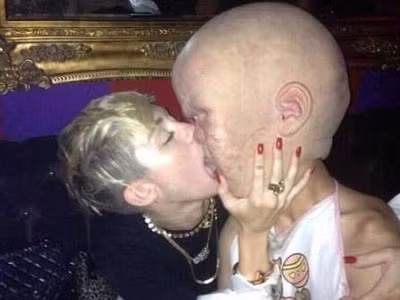 Miley Cyrus bị bắt quả tang hôn ‘dị nhân’ trong hộp đêm