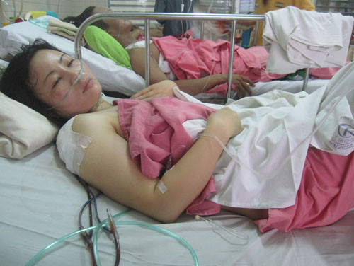 Đình chỉ công tác điều dưỡng đâm đồng nghiệp