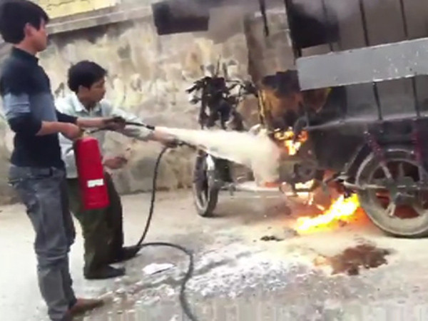 Chiếc xe của anh Cường bốc cháy tại hiện trường