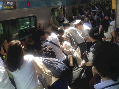 Khoảng 40 hành khách cùng đẩy tàu hỏa 32 tấn