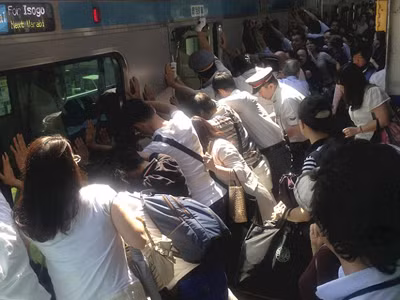 Khoảng 40 hành khách cùng đẩy tàu hỏa 32 tấn