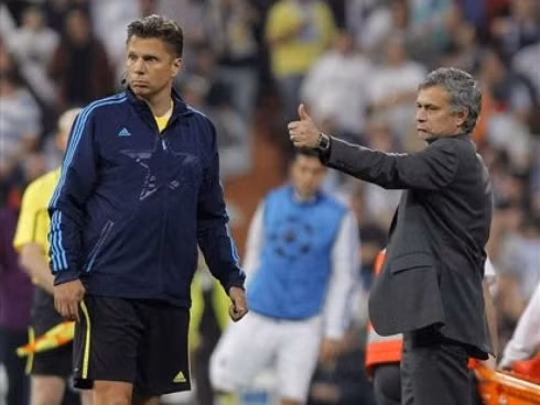 Mourinho nên tự trách mình