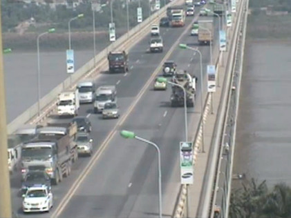 Clip: Tai nạn ô tô liên hoàn trên cầu Thăng Long