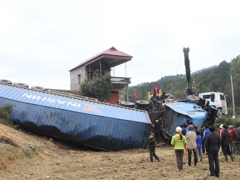 Lật xe container trên quốc lộ 3b