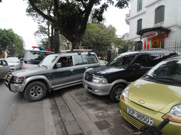 Ô tô, xe máy vẫn đỗ tràn lan trên phố cấm