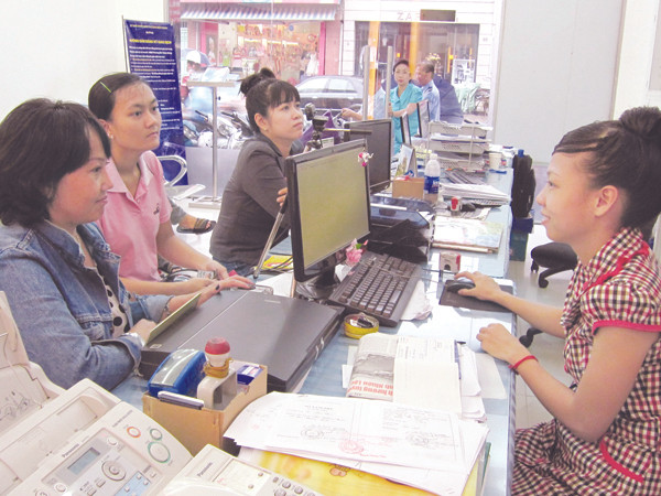 Người dân đến làm thủ tục hành chính tại UBND phường Bến Thành, quận 1, TPHCM Ảnh: Hữu Vinh