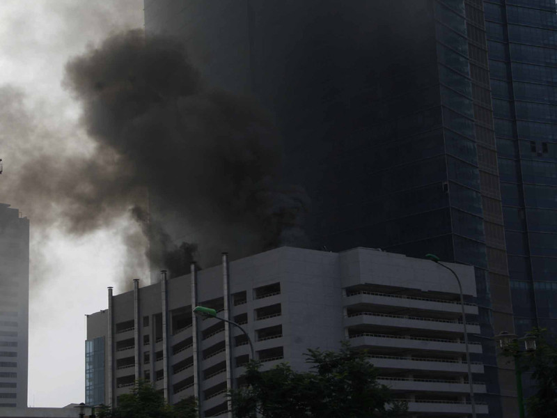 Khói bốc nghi ngút khiến công nhân hoảng loạn tháo chạy