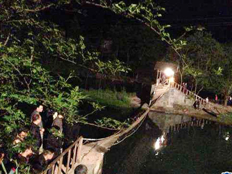 Hiện trường vụ lật cầu treo ở Trung Quốc