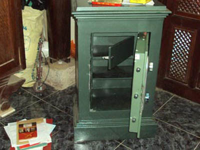 Lên mạng học cách... đục két sắt