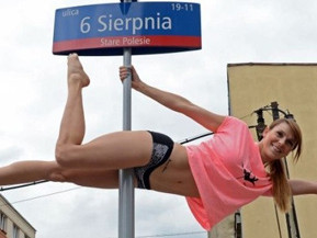 Múa cột giữa phố, thiếu nữ bị cảnh sát 'hỏi thăm'