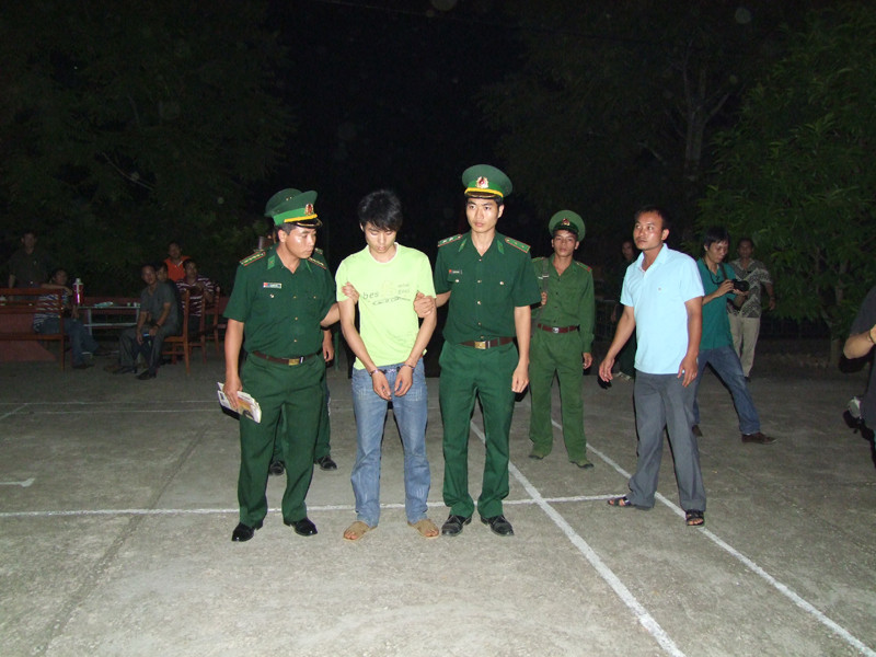 Bắt giữ Lê Văn Luyện. Ảnh: Xuân Bách