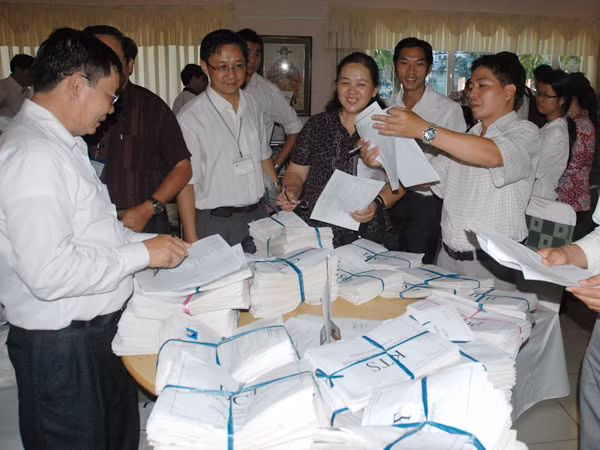 Đại diện các sở GD&ĐT các tỉnh thành phía Nam bàn giao hồ sơ ĐKDT tại TPHCM ngày 7-5 Ảnh: Quang Phương