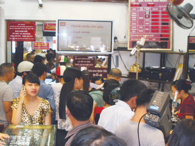 Mở sàn giao dịch vàng do Nhà nước quản lý, vừa thu được thuế, vừa điều tiết được cung - cầu (ảnh chụp cảnh dân chen nhau mua - bán vàng ngày 9-8). Ảnh: Minh Đức