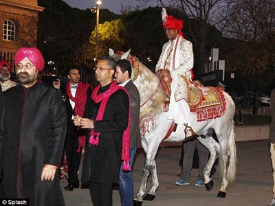 Đám cưới 1.700 tỷ đồng: Chú rể cưỡi ngựa thay siêu xe