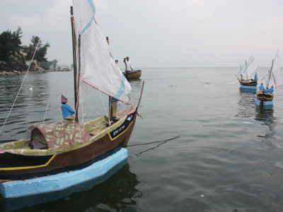 Thuyền hình nhân ra biển	Ảnh: Nam Cường