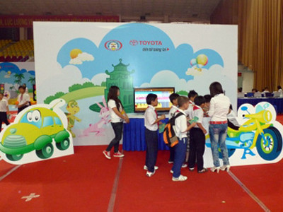 Học sinh tiểu học tìm hiểu ATGT