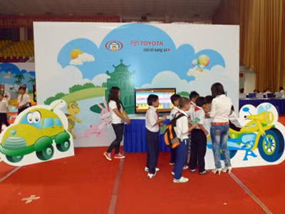 Học sinh tiểu học tìm hiểu ATGT