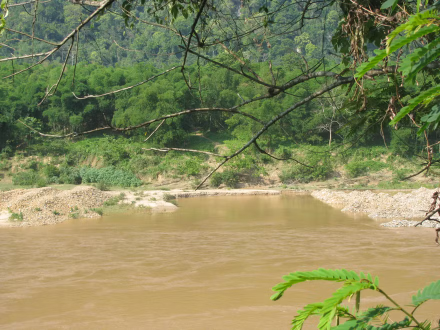 Khai thac vang lam nat long song Ma