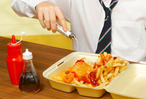 Ăn mặn: Thói quen nguy hiểm cho tim