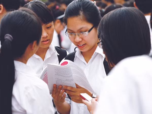 Trao đổi sau giờ thi THPT 2012 Ảnh: Hồng Vĩnh