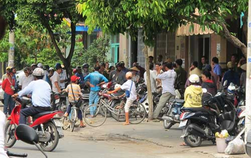 Người dân hiếu kỳ tụ tập trước nhà ông Vân