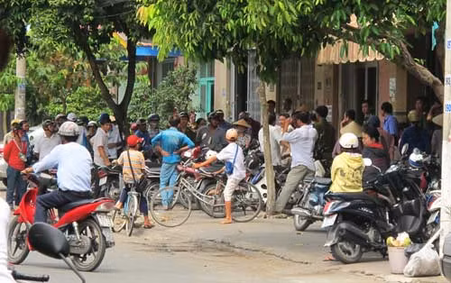 Người dân hiếu kỳ tụ tập trước nhà ông Vân