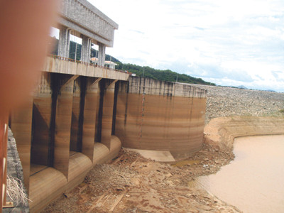 Theo EVN, đến nay nước về các hồ thủy điện thiếu so với trung bình nhiều năm lên tới 39 tỷ m3. Trong ảnh: Cửa nhận nước nhà máy thủy điện Yaly khô kiệt vì nước về ít	Ảnh: Thanh Thúy