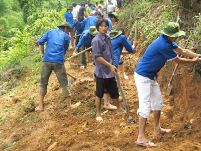 ĐVTN xẻ núi làm đường ở vùng cao Thanh Hóa	Ảnh: Hoàng Lam