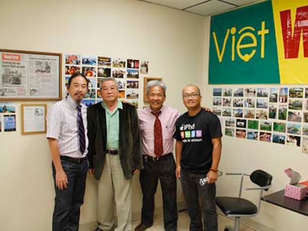 Nhà báo Etcetera (Việt Weekly), nhiếp ảnh Hứa Trung Quân (thứ nhất và thứ hai từ trái sang) và nhà báo Vũ Hoàng Lân (Phố BolsaTV) (ngoài cùng bên phải) tại triển lãm Ảnh do Việt Weekly cung cấp