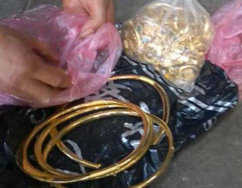 Ra đường cướp vàng về chôn dưới chuồng gà