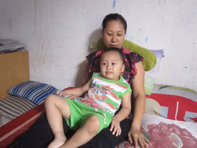 Mẹ trẻ mầm non bị bạo hành nghỉ việc chăm con