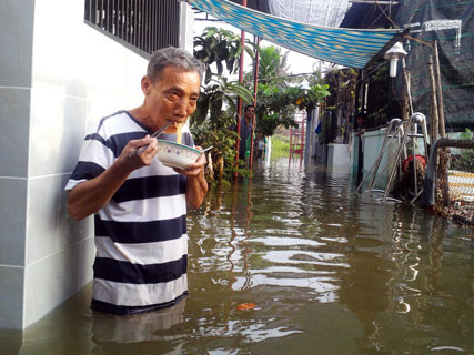 Ngụp lặn chống chọi triều cường lịch sử