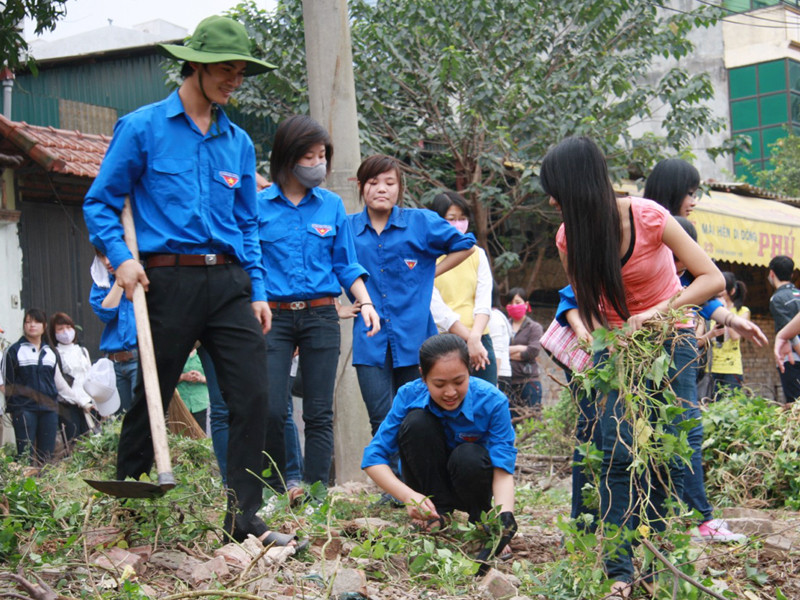 Tình nguyện vì môi trường cũng là cách để bạn trẻ xả năng lượng. Ảnh: Hải Anh