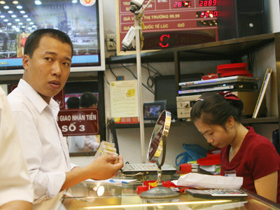 Ngày 1-10, giá vàng chào mua tại các NH vẫn cao hơn bên ngoài Ảnh: Minh Đức