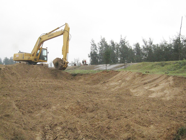 Phá rừng chắn sóng để làm hồ nuôi tôm