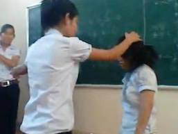 Buộc thôi học 2 nữ sinh đánh bạn, quay phim
