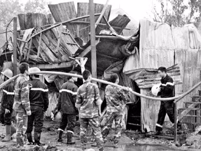 Lửa thiêu rụi lán trại công nhân